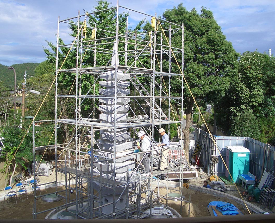 覚勝寺納骨堂多宝塔