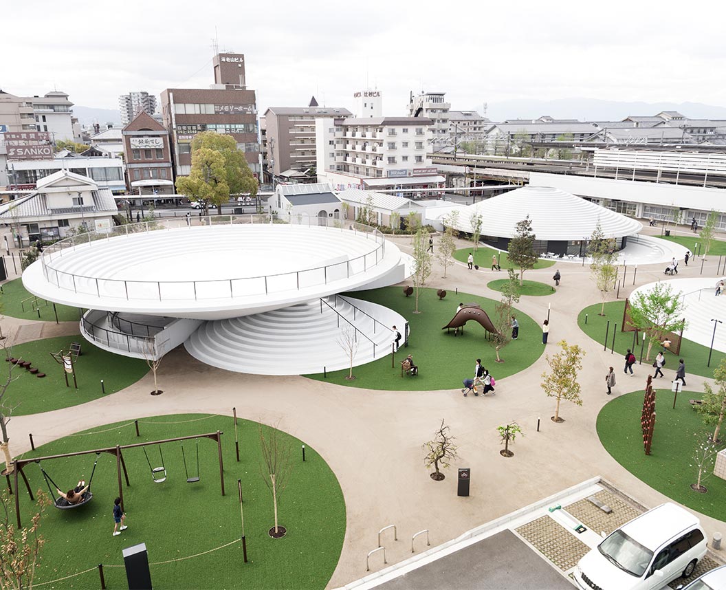 天理駅前広場コフフン