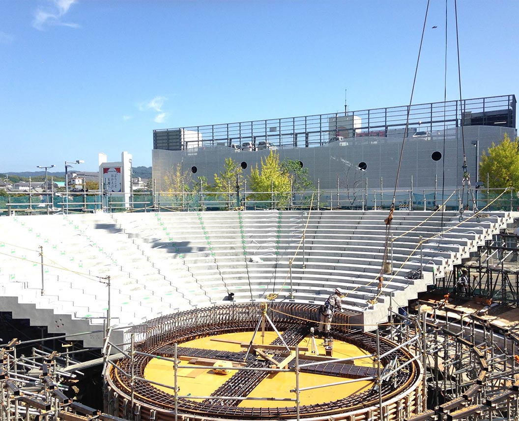 天理駅前広場コフフン